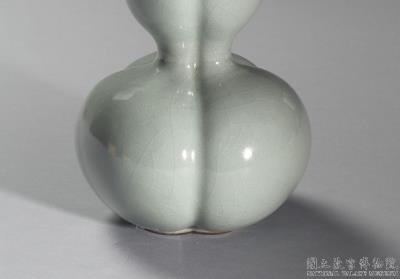 图片[2]-Gourd-shaped vase with three-neck body in pale green glaze, Qing dynasty, Qianlong reign (1736-1795)-China Archive